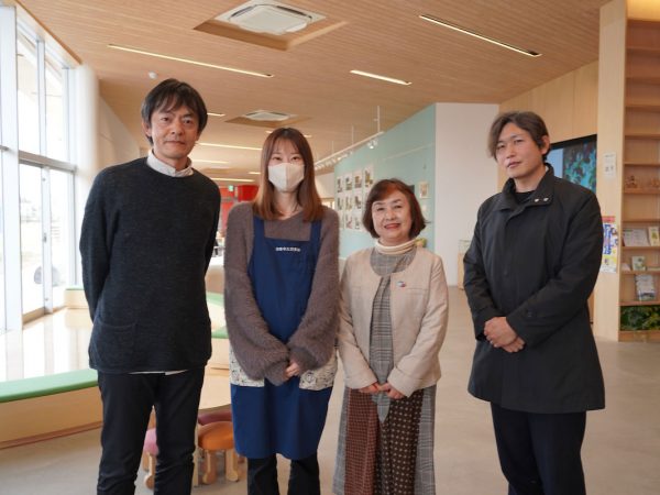 左が淡路市立津名図書館「ミヨット」、右がしづかホール。鉄骨造り平屋約2000m2と、市内5カ所の図書施設で最大の大きさ