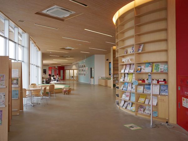 広々とした「交流エントランス」。子どもが遊んでいたり、放課後は、テーブルで高校生などが集まって雑談している風景も見られる