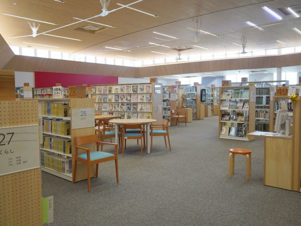 広々とした「交流エントランス」。子どもが遊んでいたり、放課後は、テーブルで高校生などが集まって雑談している風景も見られる