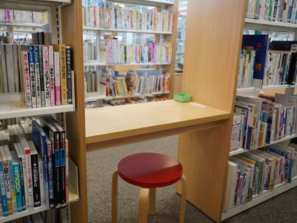 広々とした「交流エントランス」。子どもが遊んでいたり、放課後は、テーブルで高校生などが集まって雑談している風景も見られる