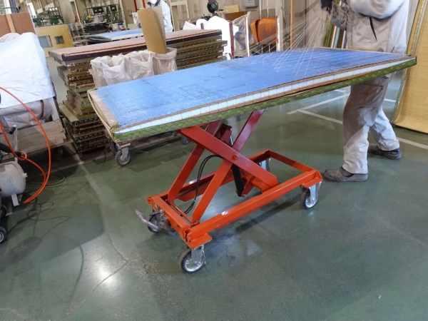 畳は糸を抜いてパーツごとに分解していく。