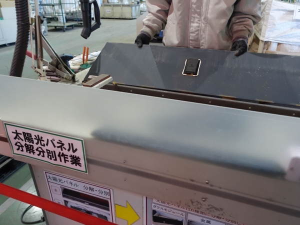 畳は糸を抜いてパーツごとに分解していく。