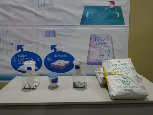 畳は糸を抜いてパーツごとに分解していく。