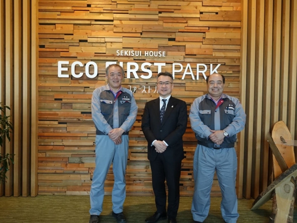 畳は糸を抜いてパーツごとに分解していく。