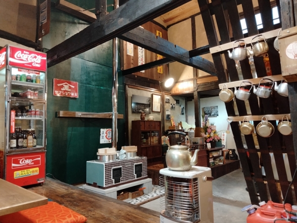 一段上がったところに仕事スぺースを設けた。へリンボーン状に床材を貼っているところ。難しそうだ（写真提供：みのもけいこ）