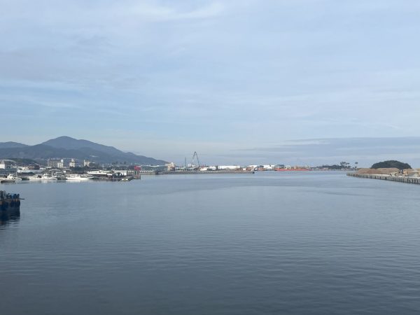 左が淡路市立津名図書館「ミヨット」、右がしづかホール。鉄骨造り平屋約2000m2と、市内5カ所の図書施設で最大の大きさ