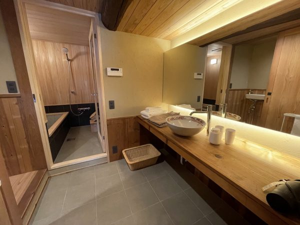 蔵を利用した客室や濡れ縁のある客室など部屋タイプもさまざま。太い梁や土壁など重厚感のある客室内は静かでとても落ち着く空間だ