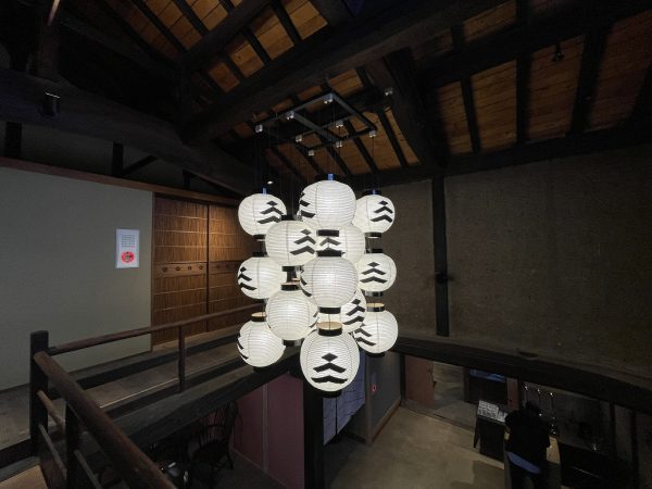 蔵を利用した客室や濡れ縁のある客室など部屋タイプもさまざま。太い梁や土壁など重厚感のある客室内は静かでとても落ち着く空間だ