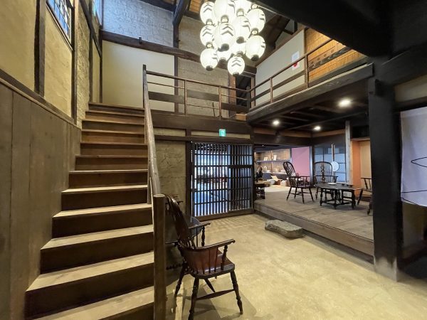 蔵を利用した客室や濡れ縁のある客室など部屋タイプもさまざま。太い梁や土壁など重厚感のある客室内は静かでとても落ち着く空間だ