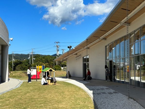 左が淡路市立津名図書館「ミヨット」、右がしづかホール。鉄骨造り平屋約2000m2と、市内5カ所の図書施設で最大の大きさ