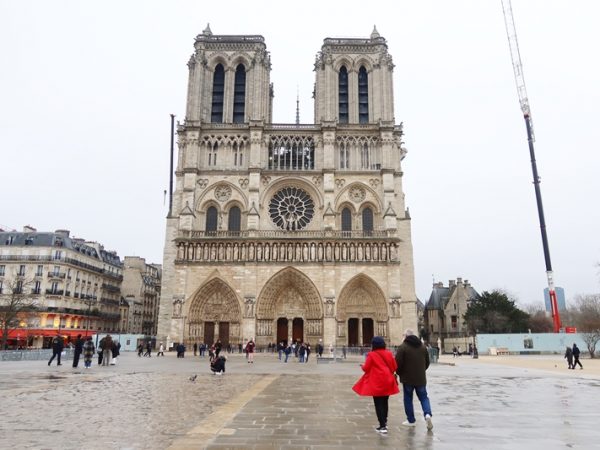 現在もまだ工事は続けられている。火災前は塔に上れたが、現時点ではまだ登れない。写真は隣接するもうひとつの島、サン・ルイ島から見たもの