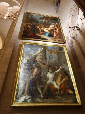 大聖堂内の美術作品、宗教遺品などは火災時に運び出され、その後、戻された。右の絵はジャック・ブランシャールによる聖霊の降臨（1634年）。ステンドグラスは1864年製作とか