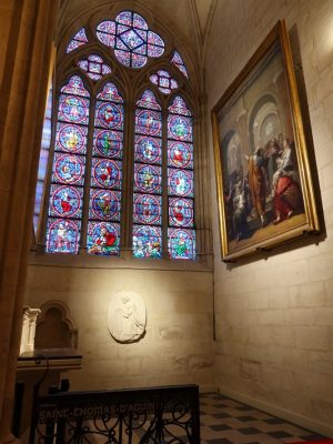 大聖堂内の美術作品、宗教遺品などは火災時に運び出され、その後、戻された。右の絵はジャック・ブランシャールによる聖霊の降臨（1634年）。ステンドグラスは1864年製作とか