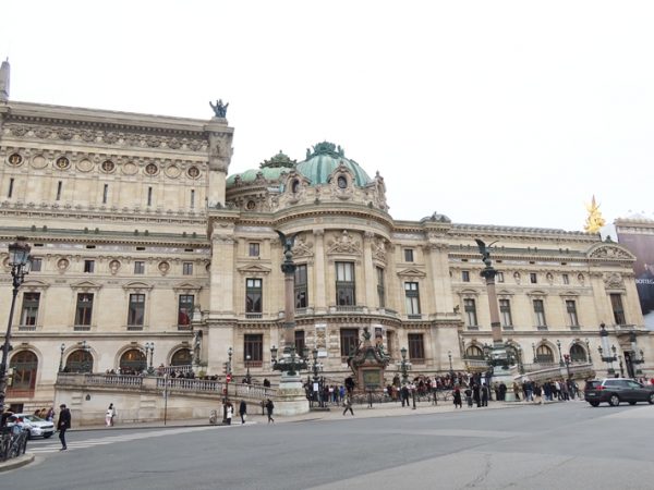 中央にあるのがシャルル・ガルニエの像。劇場見学の場合にはこの脇の入口から入場することになる