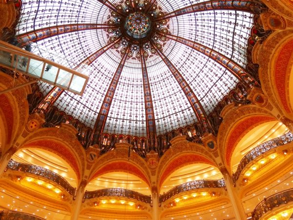 こちらは月のサロン。全体に銀色の冷たい色遣い