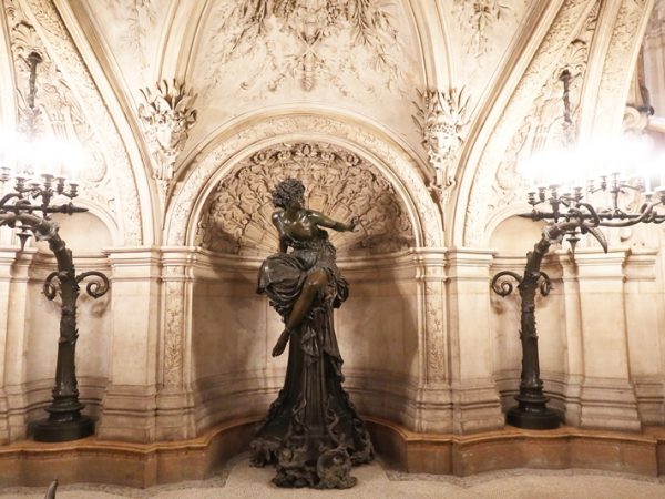 見学する場合に最初に通るのがこの広間。天井が低く、薄暗くなっており、その後に登る大階段との対比が見事。天井にある円形の彫刻にはシャルル・ガルニエ1864ー1875と彫られている。ガルニエ以前は建築家が自分の名まえを建物に残すことはなかったそうだ