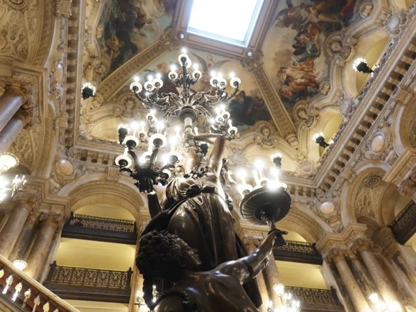 見学する場合に最初に通るのがこの広間。天井が低く、薄暗くなっており、その後に登る大階段との対比が見事。天井にある円形の彫刻にはシャルル・ガルニエ1864ー1875と彫られている。ガルニエ以前は建築家が自分の名まえを建物に残すことはなかったそうだ