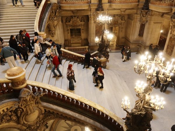 現在も世界各国から建物を見ようと多くの観光客が押し寄せている。写真は大階段の登り口あたり