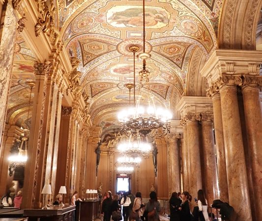 息を呑む豪華さ。絵と絵の間には彫刻が施されており、余白というものは存在しない