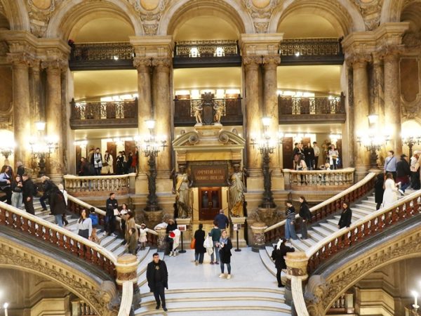 大階段。階段自体は白の、それ以外はさまざまな色の大理石が使われている。柱は１本で45000ユーロしたとか