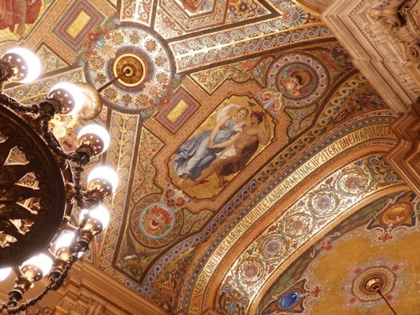 息を呑む豪華さ。絵と絵の間には彫刻が施されており、余白というものは存在しない