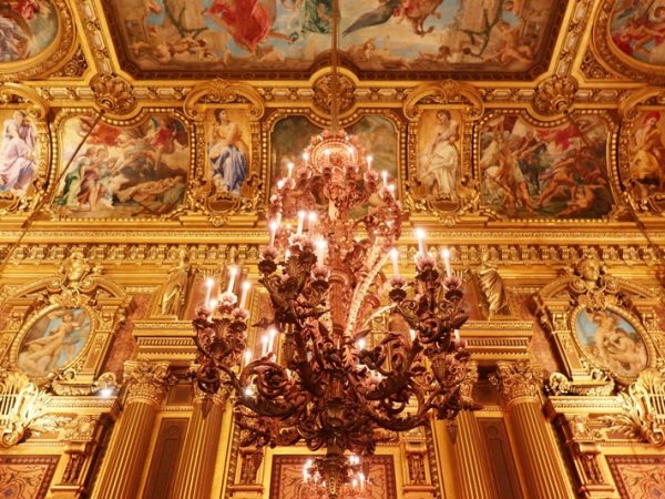 息を呑む豪華さ。絵と絵の間には彫刻が施されており、余白というものは存在しない