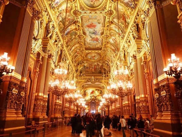 息を呑む豪華さ。絵と絵の間には彫刻が施されており、余白というものは存在しない