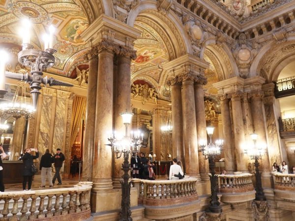 大階段。階段自体は白の、それ以外はさまざまな色の大理石が使われている。柱は１本で45000ユーロしたとか