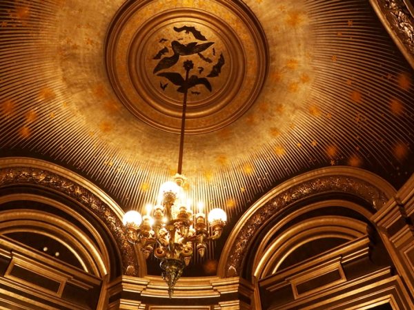 こちらは月のサロン。全体に銀色の冷たい色遣い