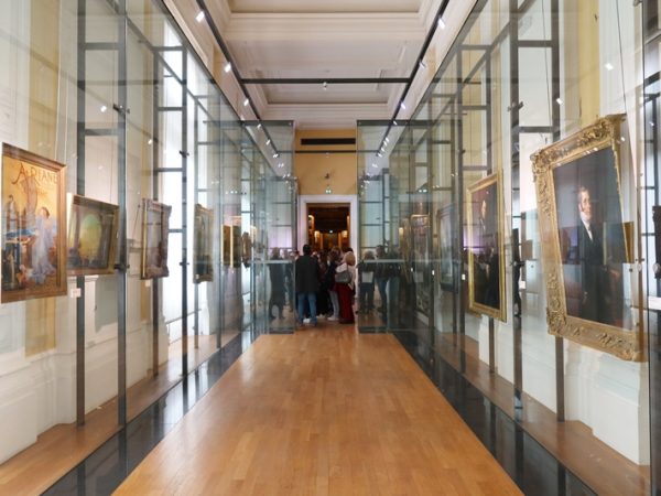 こちらは月のサロン。全体に銀色の冷たい色遣い