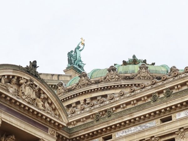 中央にあるのがシャルル・ガルニエの像。劇場見学の場合にはこの脇の入口から入場することになる