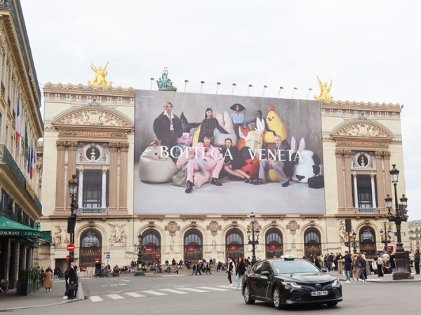 中央にあるのがシャルル・ガルニエの像。劇場見学の場合にはこの脇の入口から入場することになる