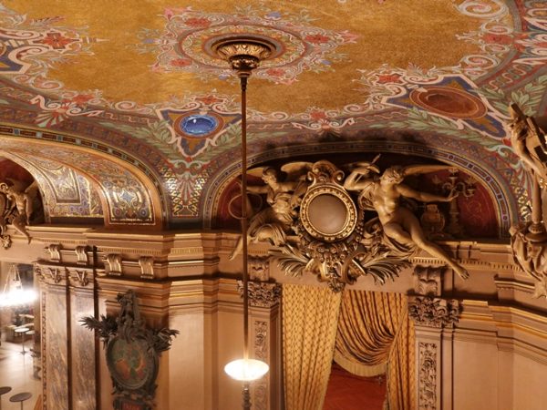 現在も世界各国から建物を見ようと多くの観光客が押し寄せている。写真は大階段の登り口あたり