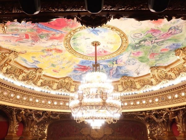 大階段。階段自体は白の、それ以外はさまざまな色の大理石が使われている。柱は１本で45000ユーロしたとか