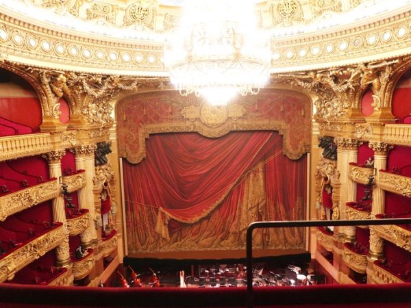 大階段。階段自体は白の、それ以外はさまざまな色の大理石が使われている。柱は１本で45000ユーロしたとか