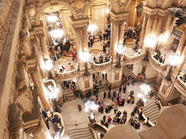 現在も世界各国から建物を見ようと多くの観光客が押し寄せている。写真は大階段の登り口あたり