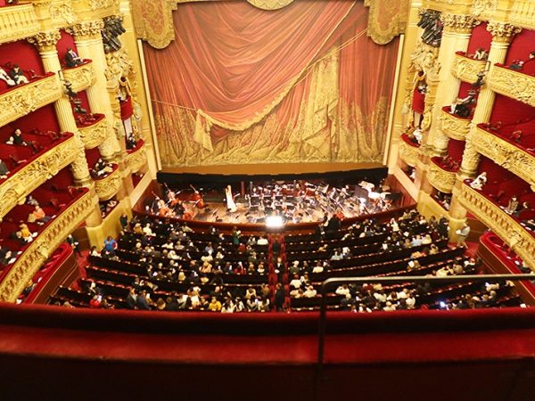 現在も世界各国から建物を見ようと多くの観光客が押し寄せている。写真は大階段の登り口あたり