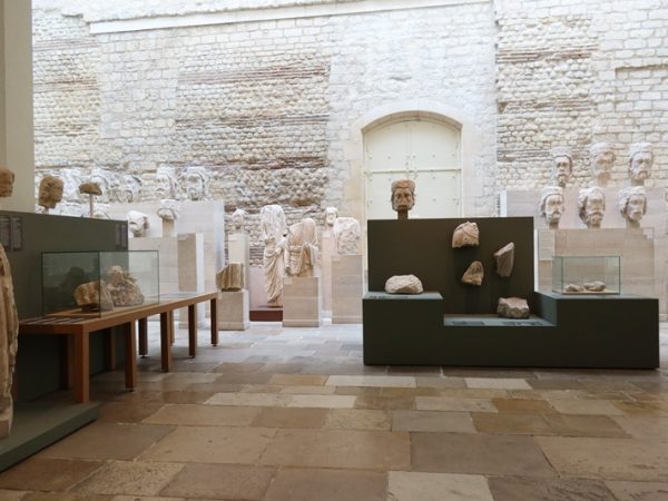 大聖堂入口に掲げられた拝観案内。小さくてびっくりする