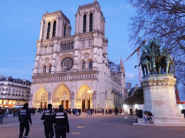 「ナポレオンの戴冠式」。建物の様子は現在と異なっている（画像はルーブル美術館のサイトからダウンロードしたもの。著作権フリーで使えるようになっている）