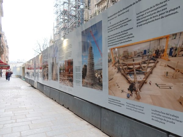 大聖堂入口に掲げられた拝観案内。小さくてびっくりする