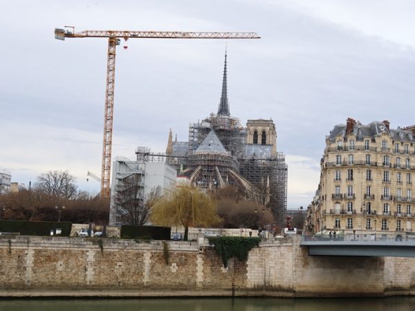 現在もまだ工事は続けられている。火災前は塔に上れたが、現時点ではまだ登れない。写真は隣接するもうひとつの島、サン・ルイ島から見たもの