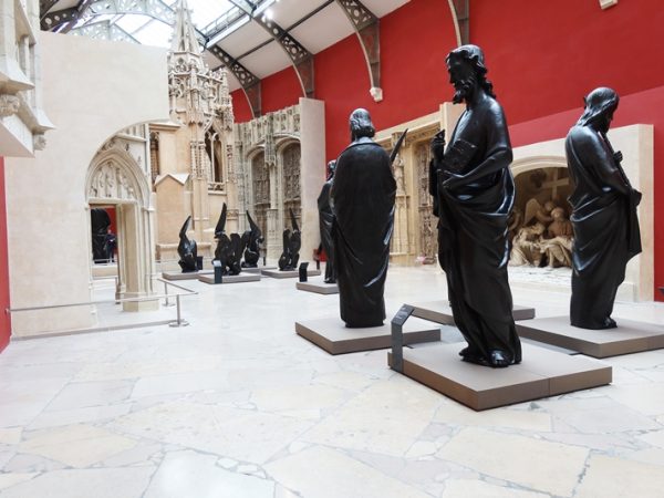 大聖堂入口に掲げられた拝観案内。小さくてびっくりする