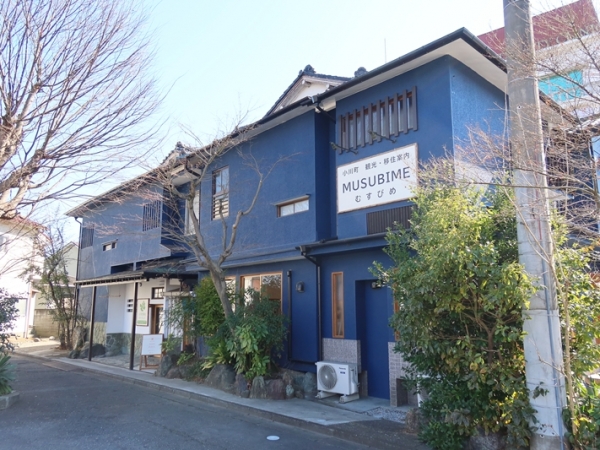駅を降りた正面にある目立つ建物が観光・移住センターむすびめ。右側が駅前食堂、奥は料亭として使われていた