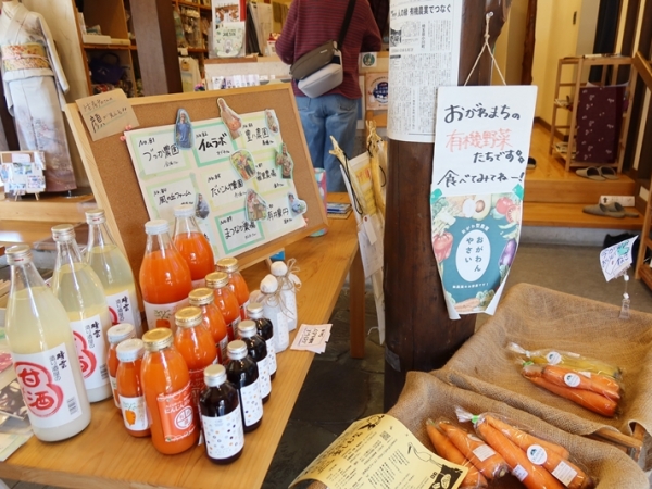 かつては両側に商店が並び、栄えていたという門前