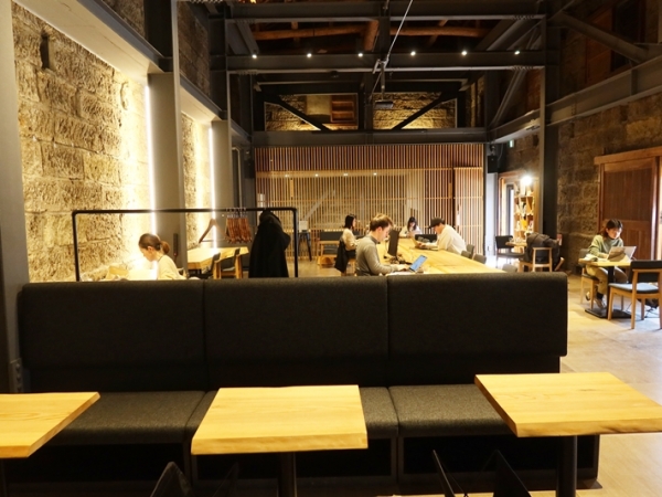 蔵を利用したコワーキングロビーNESTo。静かで落ち着く空間だった