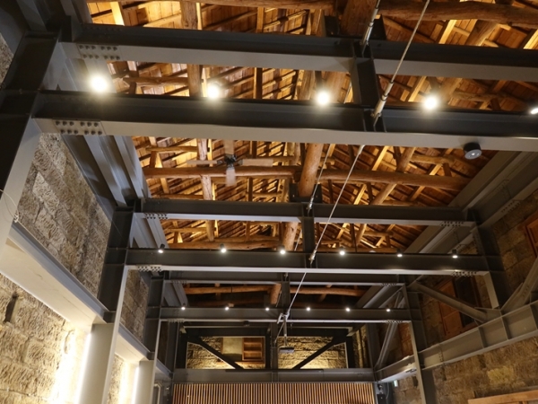 蔵を利用したコワーキングロビーNESTo。静かで落ち着く空間だった