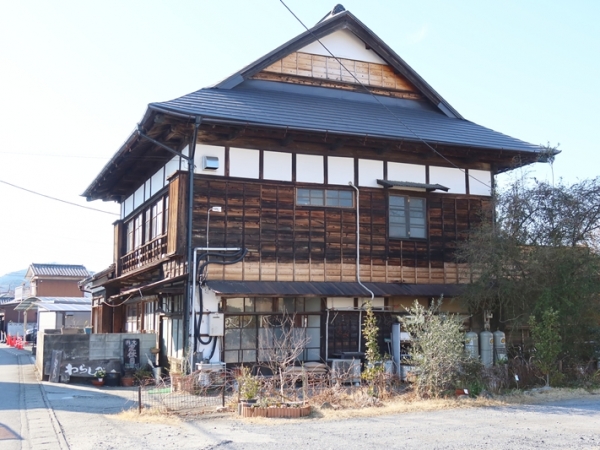 玉成舎全景。かつてはこれより大きかったそうで、威風堂々という言葉にふさわしい