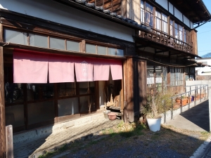 複数の店舗が入ることで大きな建物が使われている