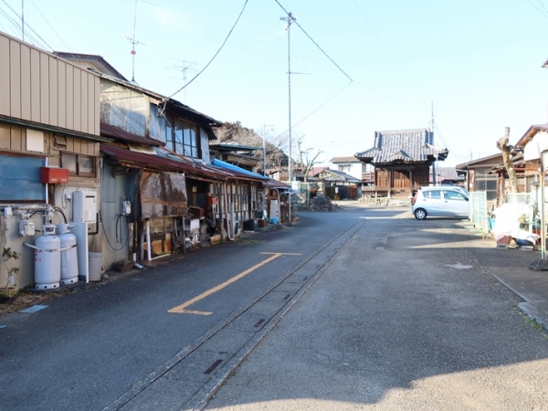 かつては両側に商店が並び、栄えていたという門前
