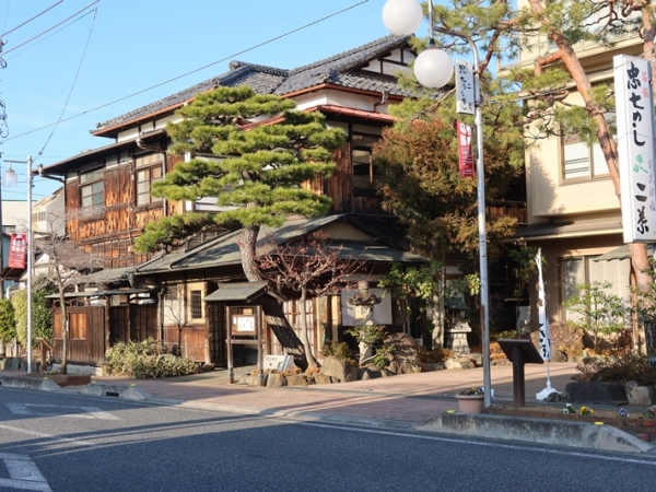 駅を降りた正面にある目立つ建物が観光・移住センターむすびめ。右側が駅前食堂、奥は料亭として使われていた